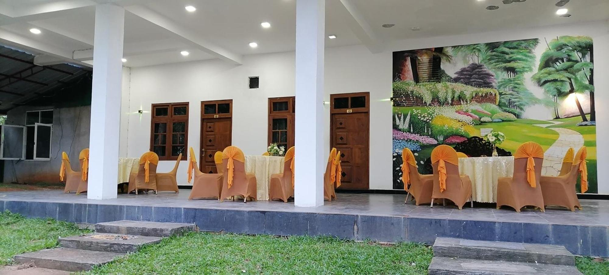 Avanya Hotel And Reception Hall Angunakolapelessa Exterior foto
