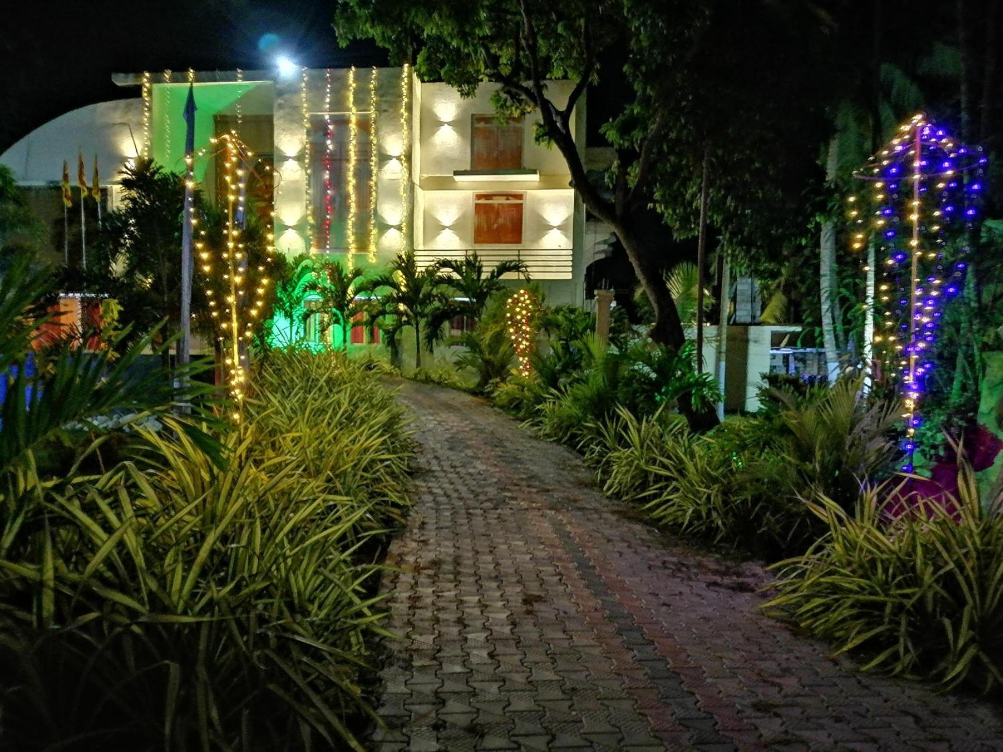 Avanya Hotel And Reception Hall Angunakolapelessa Exterior foto