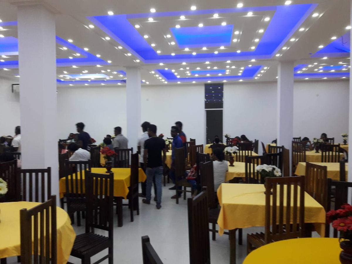 Avanya Hotel And Reception Hall Angunakolapelessa Exterior foto