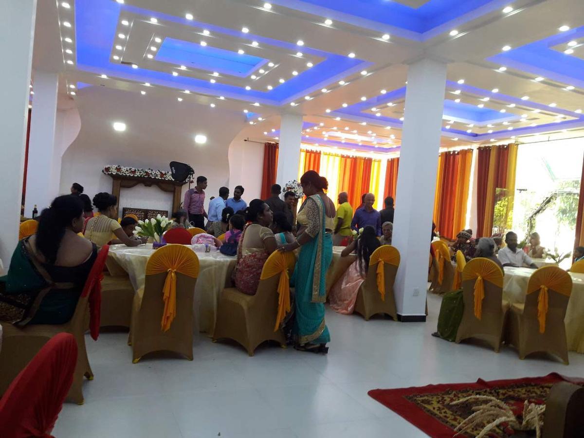 Avanya Hotel And Reception Hall Angunakolapelessa Exterior foto